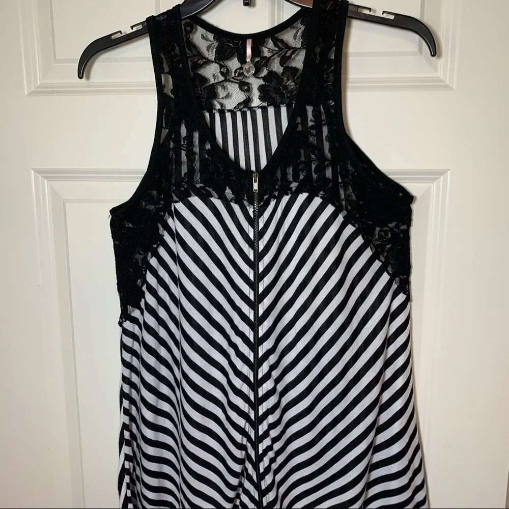 Robin K. tank top with lace shoulder and front zip - Picture 2 of 6